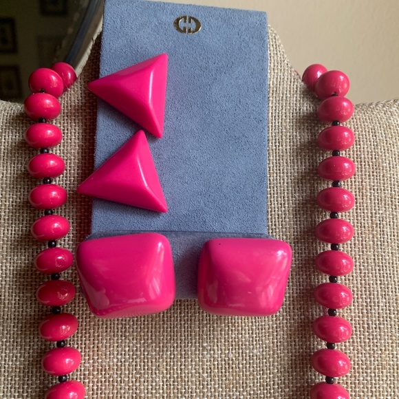 💕 70's Pink Bead Necklace, Pink Square Post & Pink Triangle Clip On Earrings💕 - Picture 3 of 10